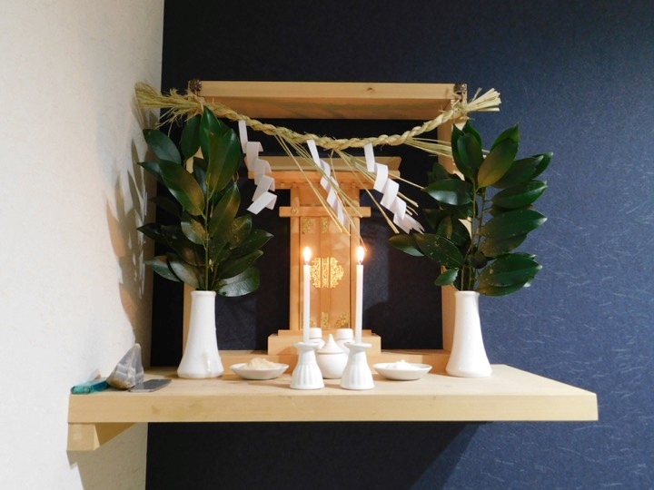 yさんの壁・天井固定式神棚　和室に設けた神棚アップ写真